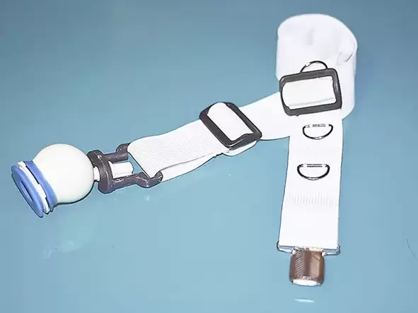 Padiola con correas elásticas como ferramenta auxiliar axudará a ampliar o pene