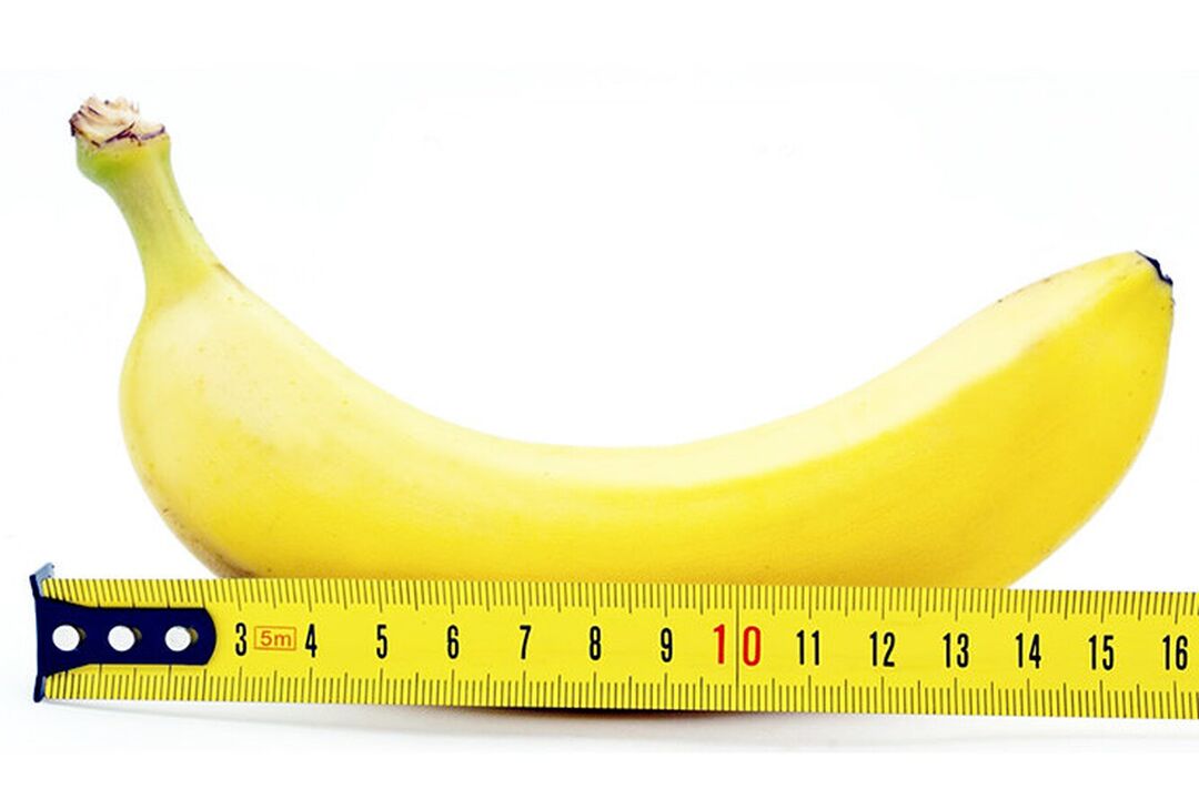 un plátano cunha regra simboliza a medida do pene despois da cirurxía
